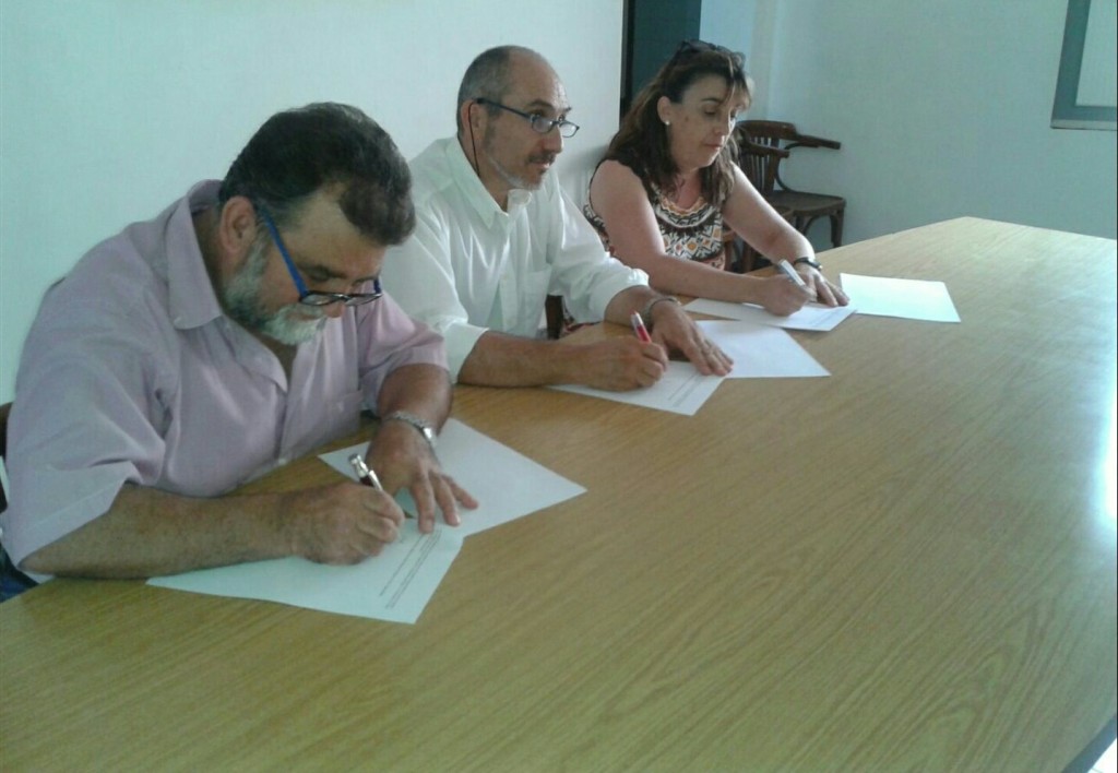 Signatura de l'acord de govern pels caps de llista de les tres formacions